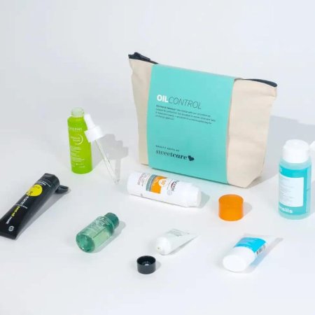حقيبة تحمل عنوان Oil Control، وهي مجموعة مخصصة للعناية بالبشرة الدهنية والمختلطة.