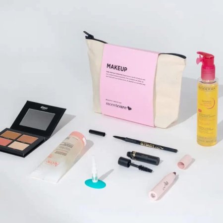 حقيبة تحمل عنوان Makeup، وتحتوي على مجموعة مختارة من منتجات المكياج والعناية بالبشرة.